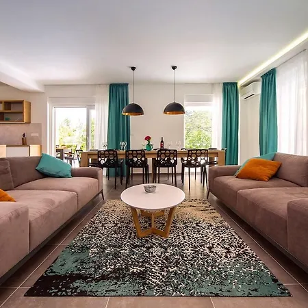 Tela Villa
